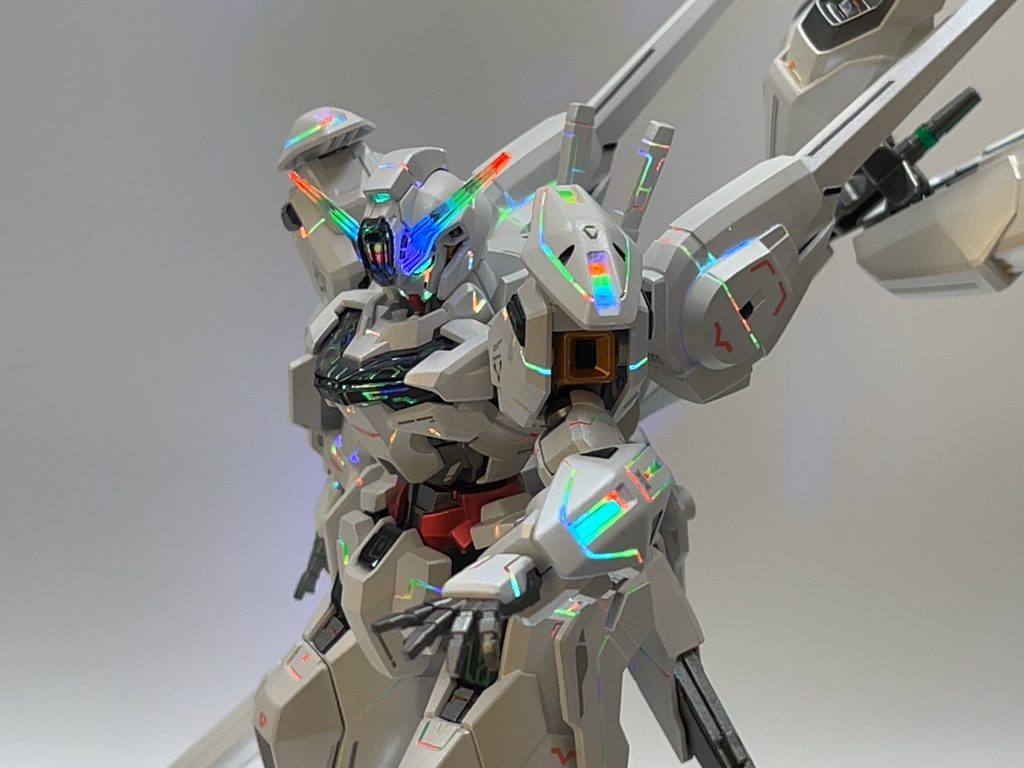 先述の通り、ガイアエナメルの蛍光5色を混ぜて虹色を作り全身にスミ入れしました🤣流れすぎると混ざっちゃうので粘度高め、流す量も減らすために爪楊枝で全身ちょんちょんしてまわりました💦めっちゃ時間かかりました🤤そして写真が難しすぎるっ🙄💦動画の状態をよう写真で伝えれませんでした💦