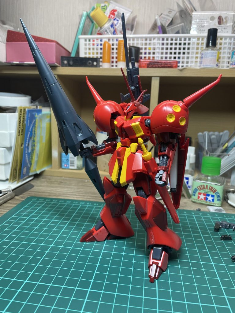 塗装前。素組みでもなかなかカッコ良く、改造箇所は肩のサブアーム、ランス、肩の角ぐらいです。