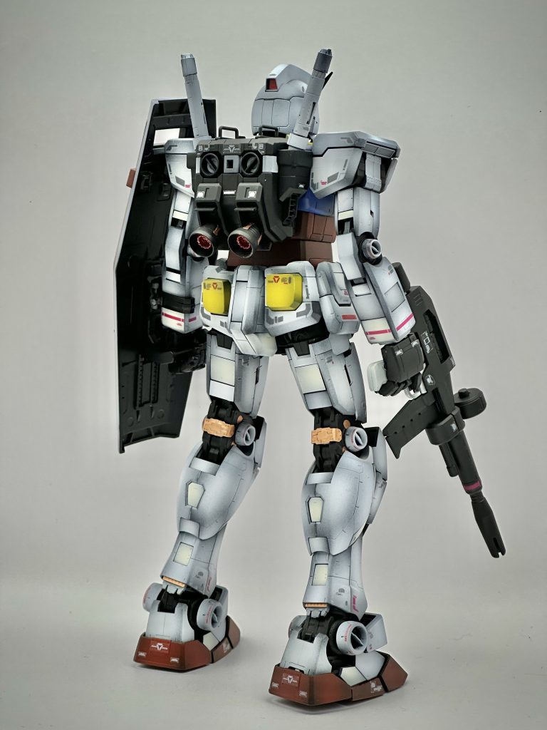 バーニア部分にクリアパーツが使われており、そのままだと浮くのでメタリックレッドで塗装。いい感じ。