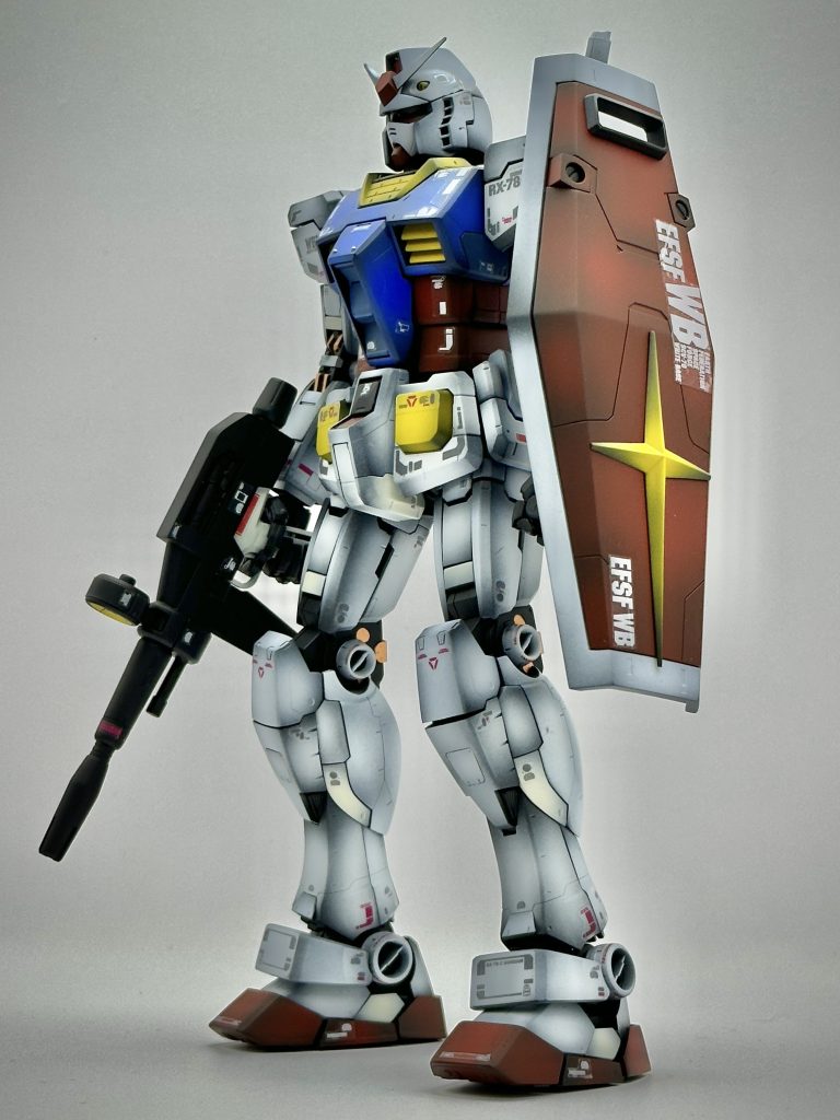 シールドがこれぞガンダム!て感じしかしパーツを干渉させて固定するだけなので少し動かしただけでスグぐらつきます。差し込み式でいいやないか…