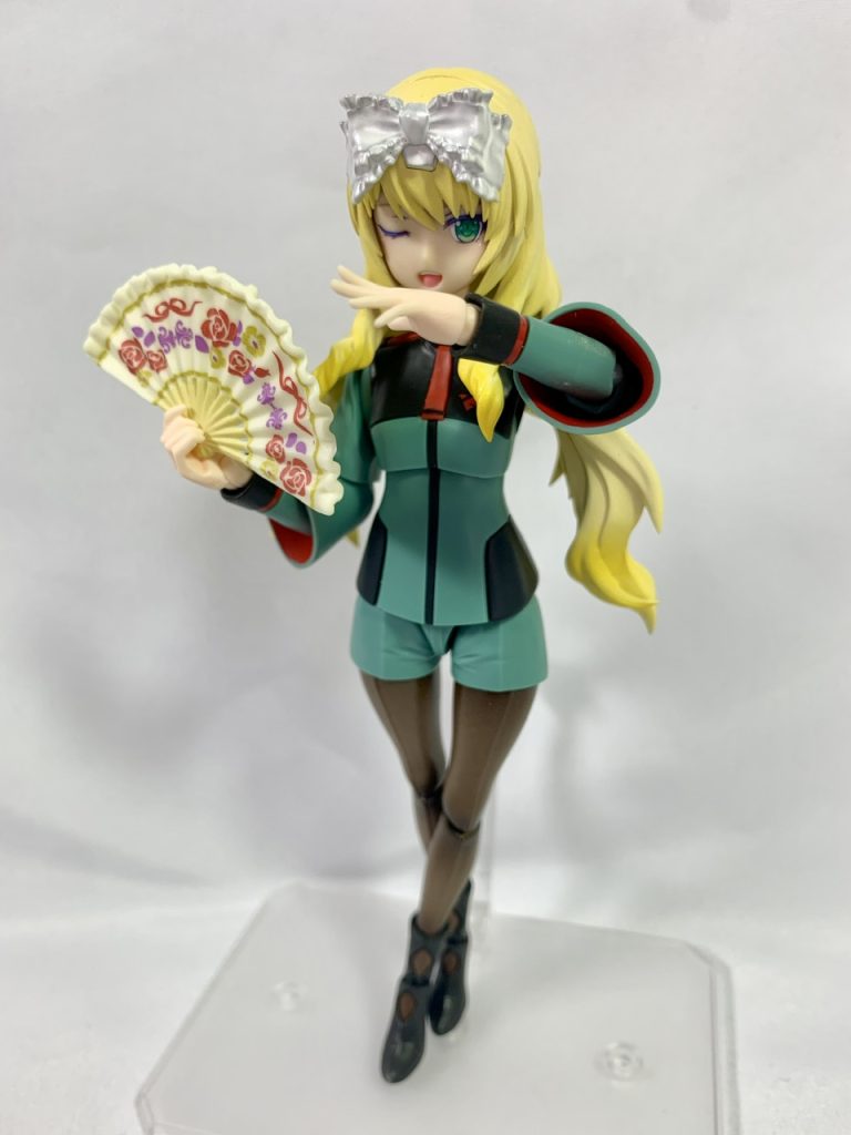 立ち姿。扇子は食玩の小物を使用。「おーほっほっほっ」って高笑いしてそうですね。