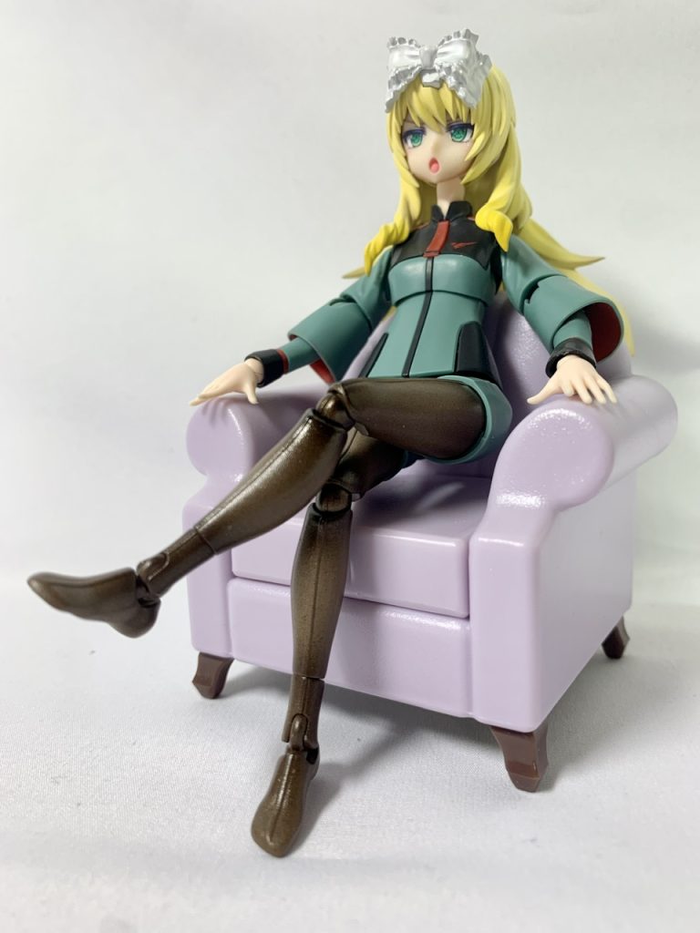 塗装箇所は髪、リボン、足だけですが足はタイツの透け具合を出すためにちょっと塗装を頑張りました。グレーサフ→タミヤカラー茶色→GXクリアブラウン→GXスーパークリアⅢの順で塗りました。