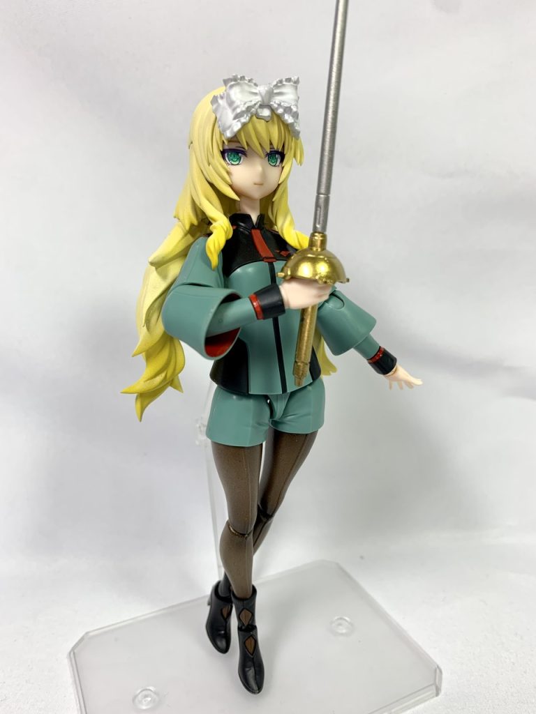 特注の専用サーベルは自身の愛機MSと同じ形状をしている。ガンダムヴィダールのバーストサーベルを金と銀に塗ったものです。(もっと言うとセレスティンのサーベルをそのまま持たせてます)