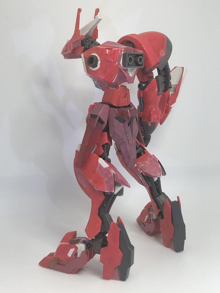 また、腕の接続部をポリキャップのボール軸受けにし、背中の接続部をスカルウェポン付属のパーツにする事により、別パーツの換装を容易にしています。