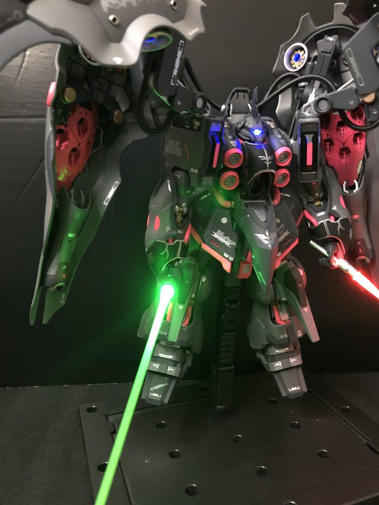 モノアイ、バーニア、ビームサーベルに電飾も仕込んでます。電源は胴体に持ってるので、コードレスで光ります!あ、よく見るとツノがない…折れて修復中の写真ですね、コレ