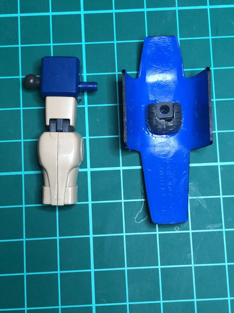 旧キットのザクキャノンの盾にサンダーボルトのフルアーマーガンダムの股関節ジョイントを接着し、シールドが少し可動するようにザクⅠの腕と繋げています。