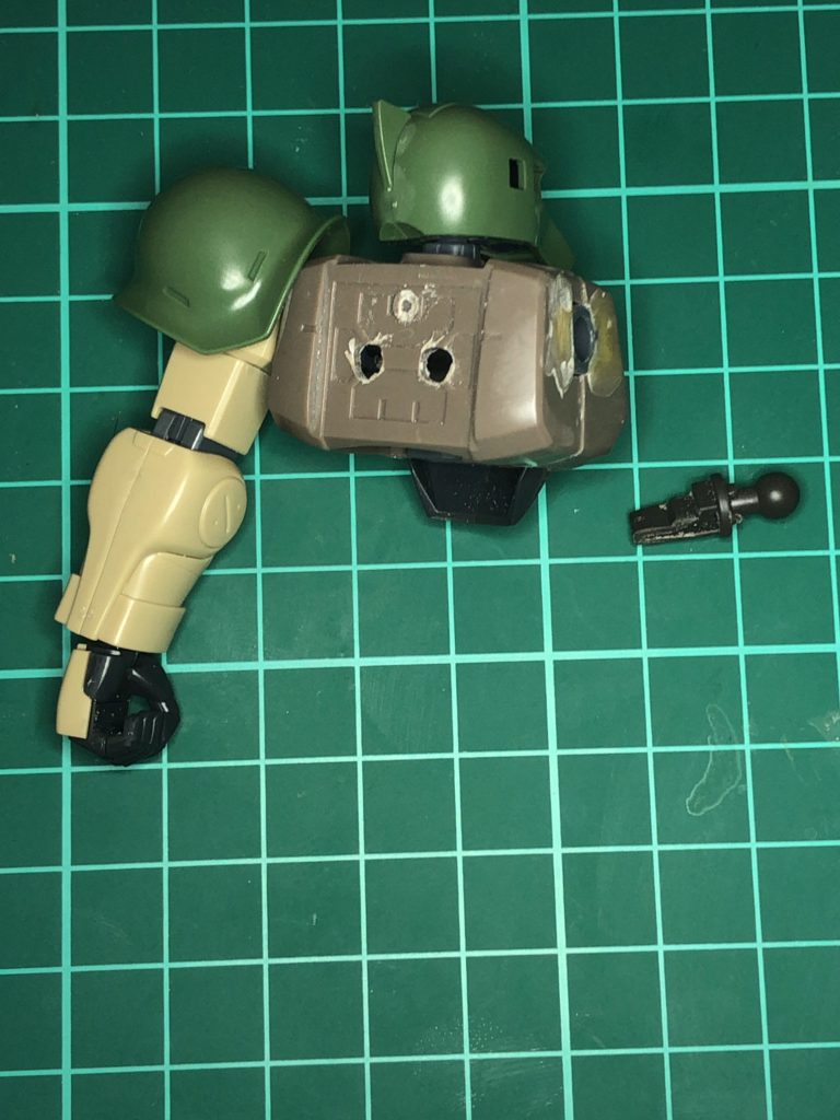 穴あけによりバックパックの接続をユニバーサル規格に変更。また、胴体と下半身の接続はジ・オリジン版のザクの接続軸を加工してHGUCのザクⅠの胴体とジ・オリジン版のザクⅠの下半身を接続できるようにしています。