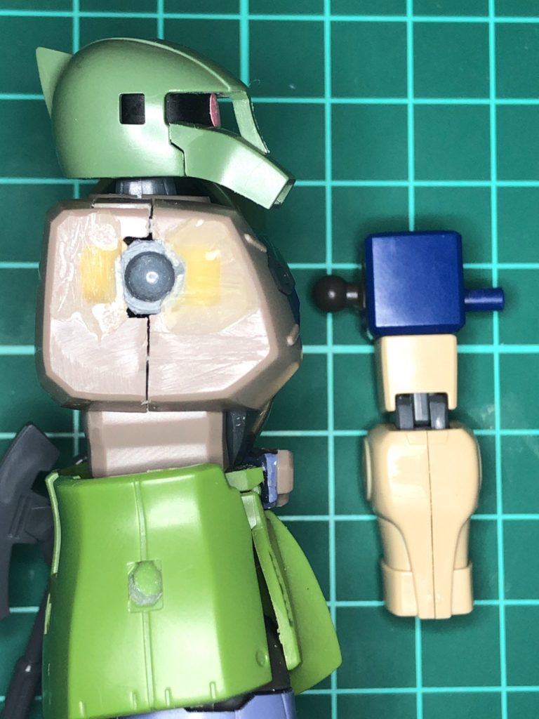 腕の接続部をボールジョイントに変更。ザクⅠ胴の穴を少し広げてあげるだけでボールジョイント受けのポリキャップは仕込めますが、そのままですとすぐにポリキャップが内部で外れてしまうため、パテなどで固定する事をオススメします。