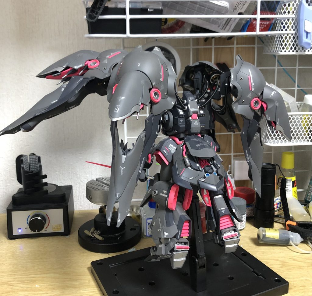 とてもわかりにくいですが、ヒールもハイヒール?にしてあります。設置できる様に稼働式にしたのですが、自重を支えきれずに自立できなくなってしまいました…