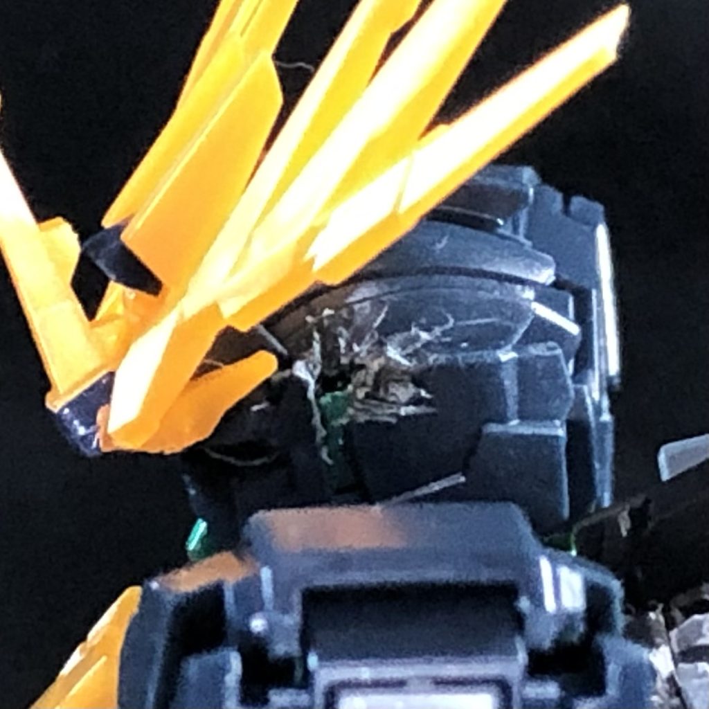 頭部(左側)こちらもバルカン砲が破壊された部分