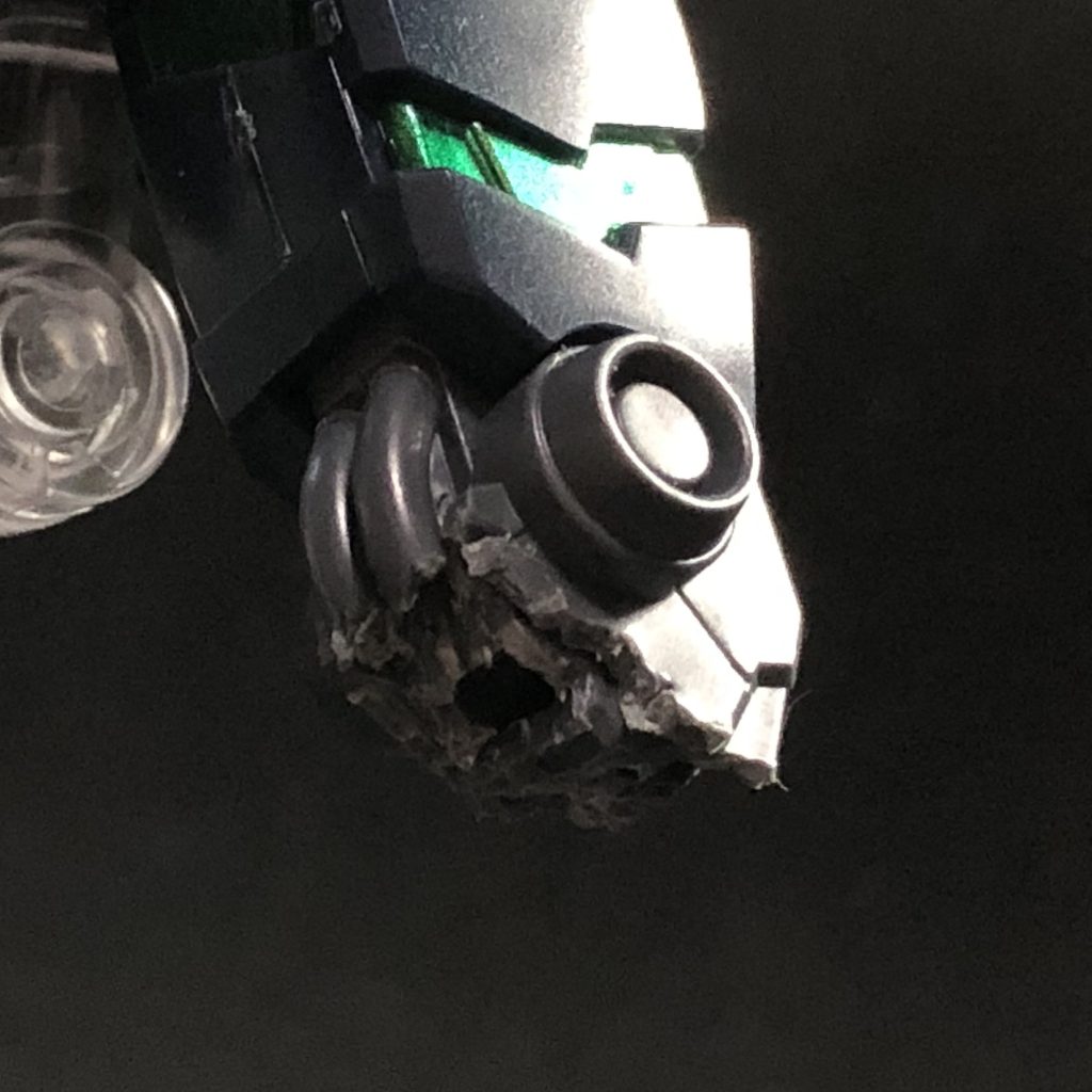 右足(膝下)クシャトリヤ・リペアードの簡易ファンネルミサイルによってアームド・アーマーDEと共に破壊された部分