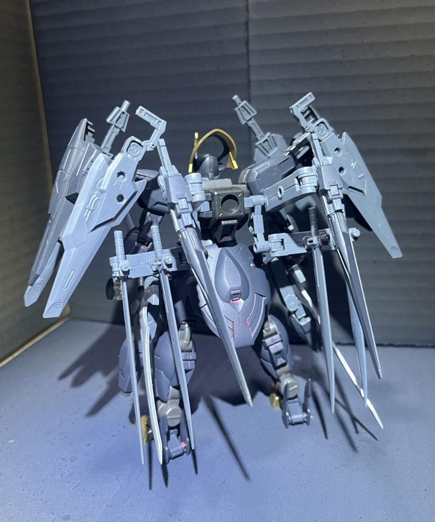 背面バックパック基部はガンダムラブファントムから流用し、ボールデンやアームアームズのパーツで武器接続用のアームを作りました。