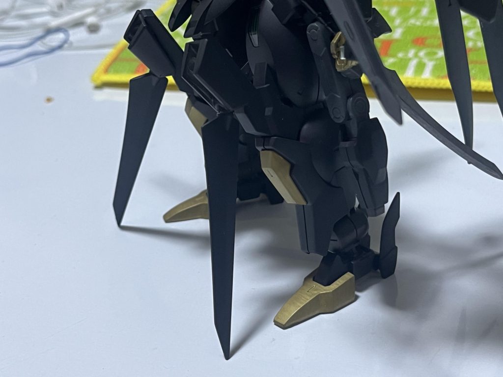 両膝のレッグブレイド。 通常はサムネのように立てていますが戦闘時には画像のように降ろして、蹴りと同時に斬撃を見舞います。 こちらはギャラクシーブースターのウィングをダリルバルデの膝に貼り付けました。