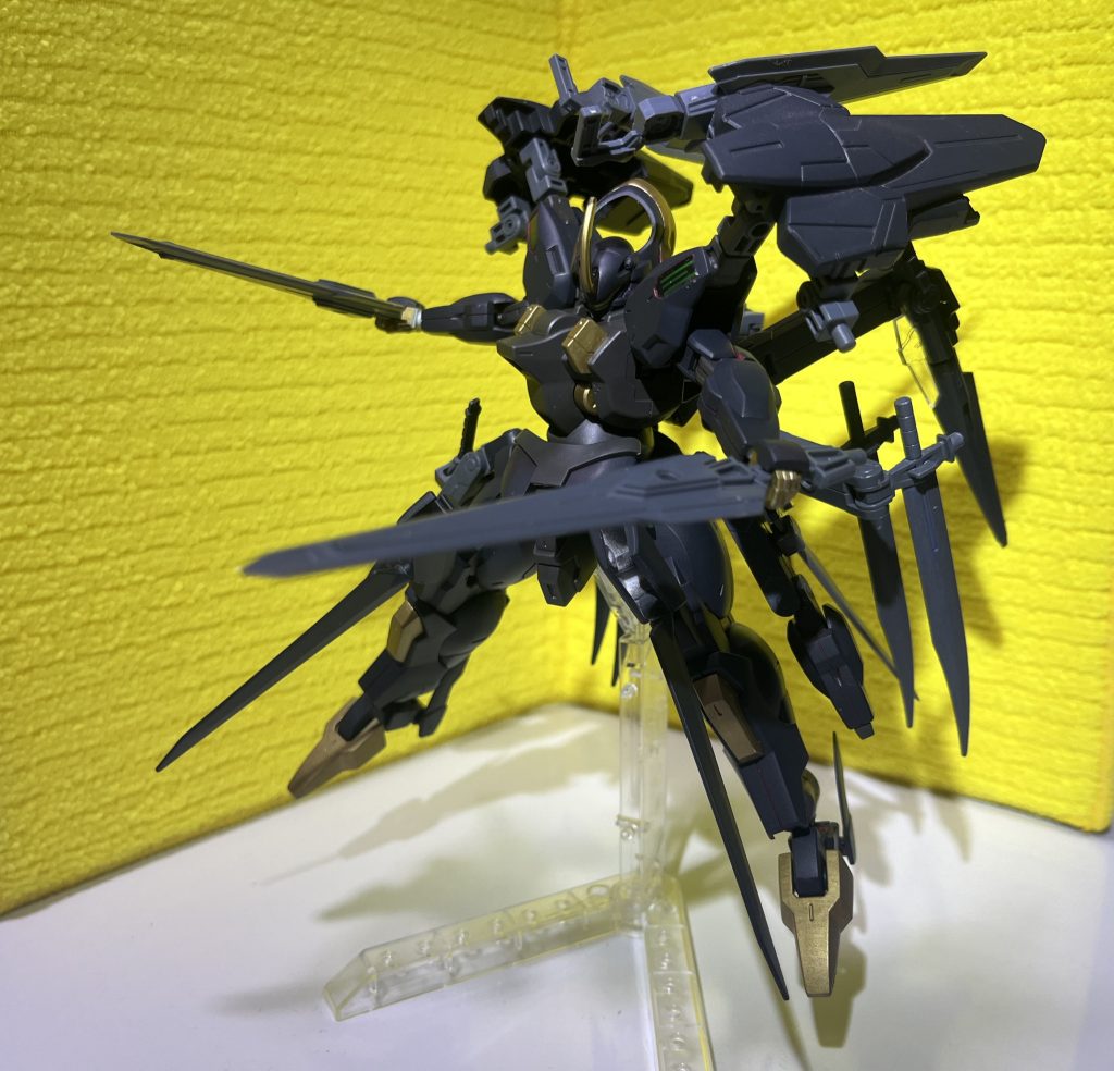というわけで、新作シュヴェルトリーベでした! 自分としては上手く元ネタに見立てた改造が行えて満足です! ただ、武装のマウント位置とか剣の確保なんかにめっちゃ悩み抜いて完成させたので、しばらくはこれ以上の機体を作れないかも……。