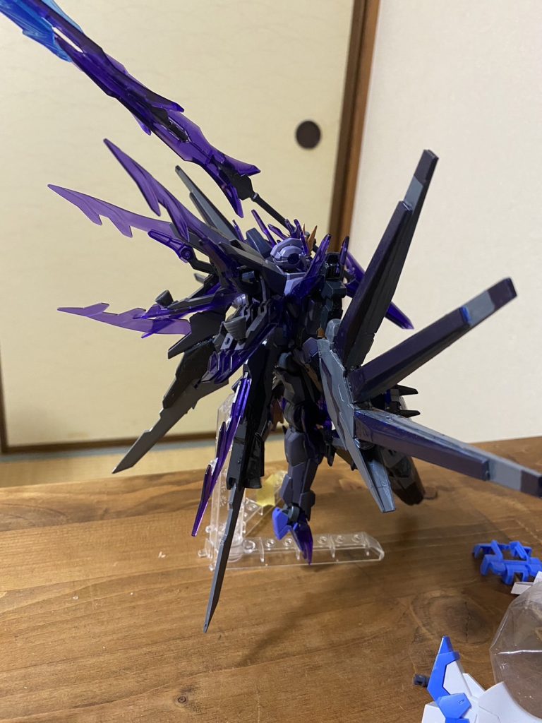 次は絶望的にバランスの取れない背中スタビつけてサイズアップ!ファンネルも合わせれば4枚の翼になります