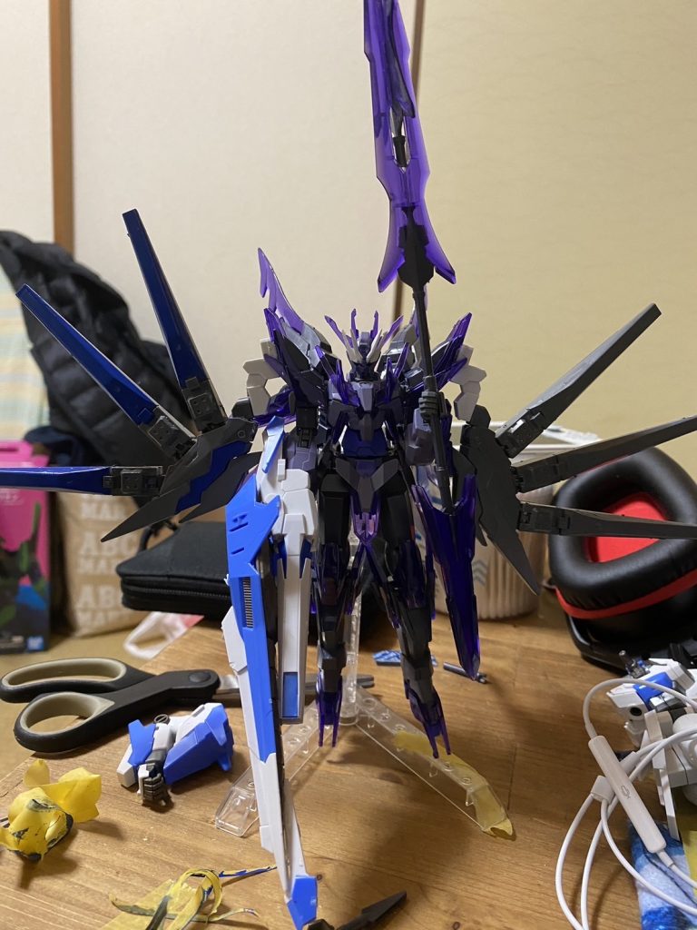 少しずつ塗装やら改造やら進めてたら盾スペースがなくなっちゃったんですよね、けどこの盾はどうしても欲しかったんですよ、だからBSとくっ付けて一体型にしてみました。そしたらもう手で持てる重さじゃなくなったんですよ...てわけで仕方なく腕に直で接続しました手持ちにしたかったなぁ