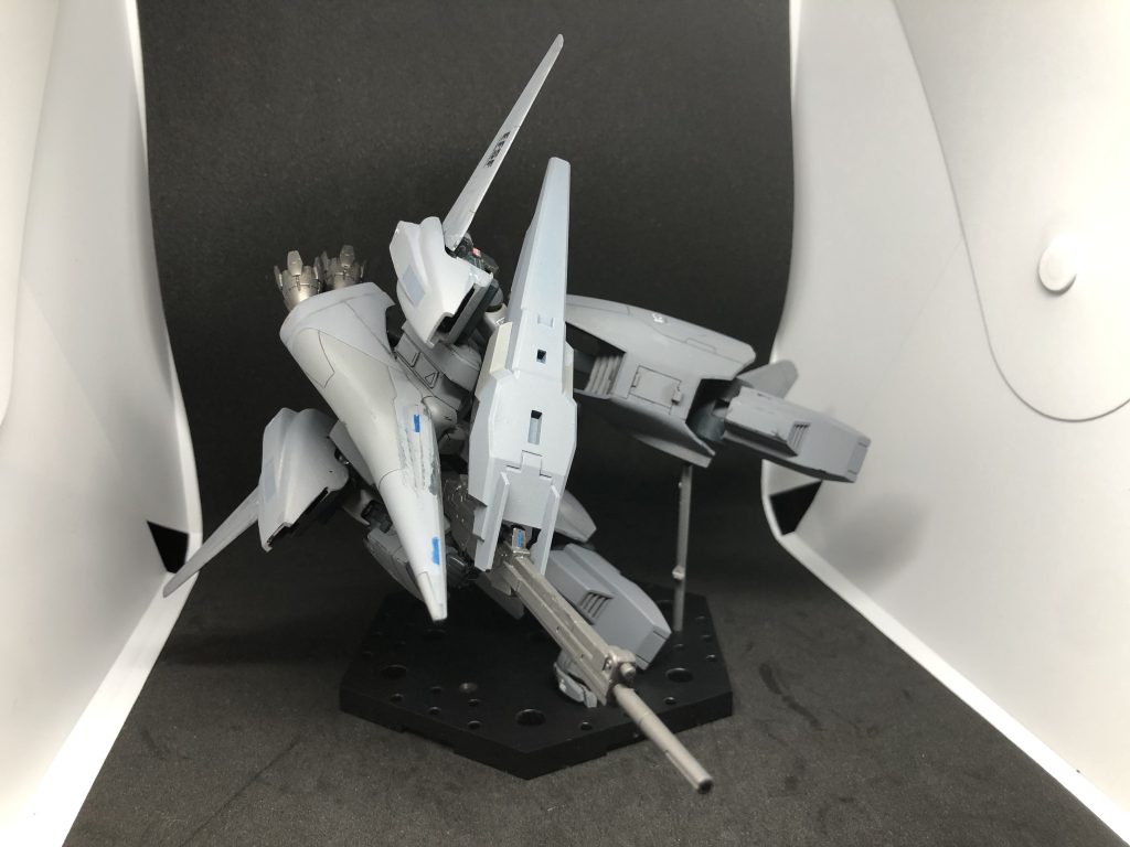 中間形態（ガウォーク）腕に磁石を仕込んでライフルを腕に固定しています。