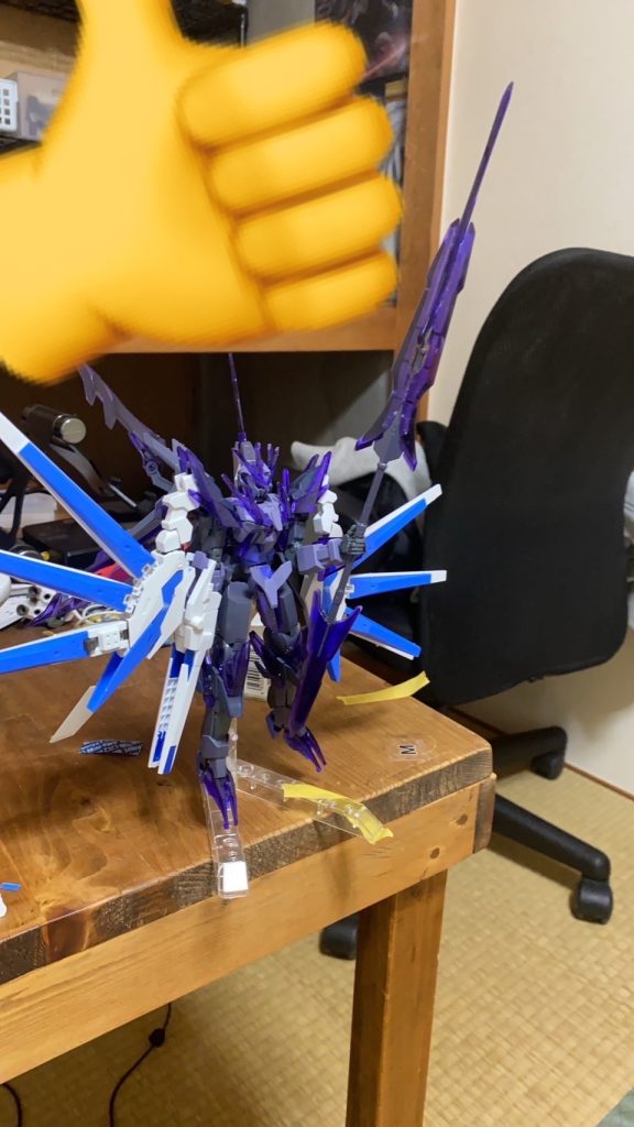 この槍持たせるためにほぼジャンク同然だったHi-νくんを上手いこと解体してくっつけました、そしたらなんかいい感じにゴテゴテしてきてもっといじりたくなったんですよね