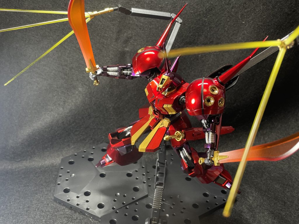 バインダーから三刀流のビームサーベルに持ち替えとどめを刺す