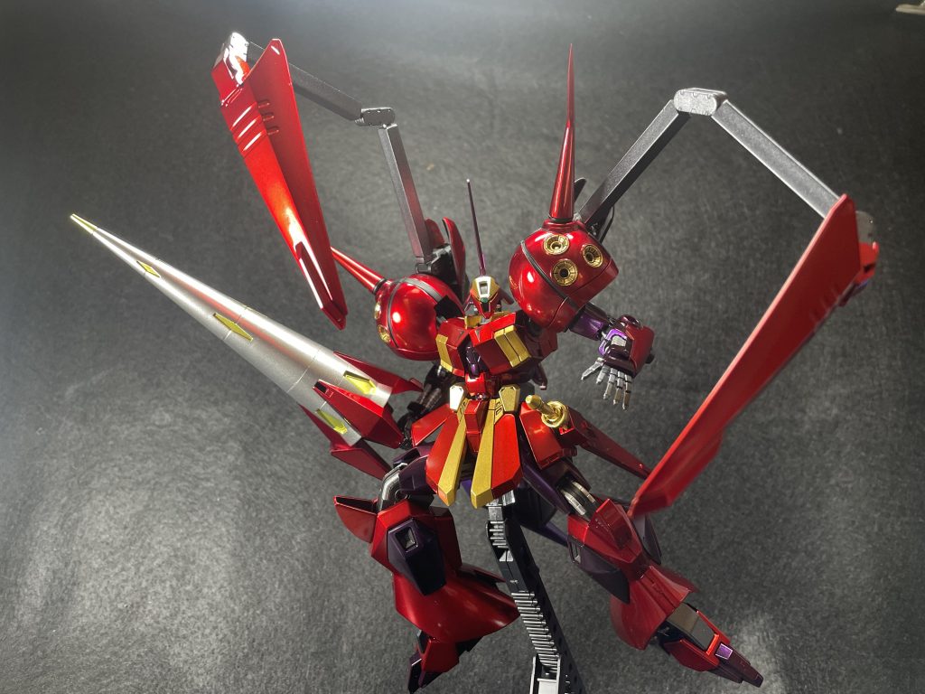 巨大ランスはビーム砲を装備。バインダーでガードしつつビーム砲で牽制、接近戦に持ち込みます。