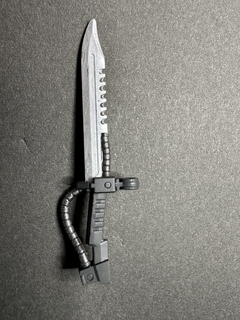 銃剣のギザギザの溝も深く削りました。