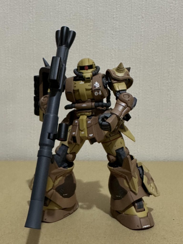 付属の迷彩デカールは、他の方々もチャレンジしているようですが、私も断念…。筆塗りとスプレー使用を使用しました。エグバ機よりも上半身の塗り分けはシンプルでした。