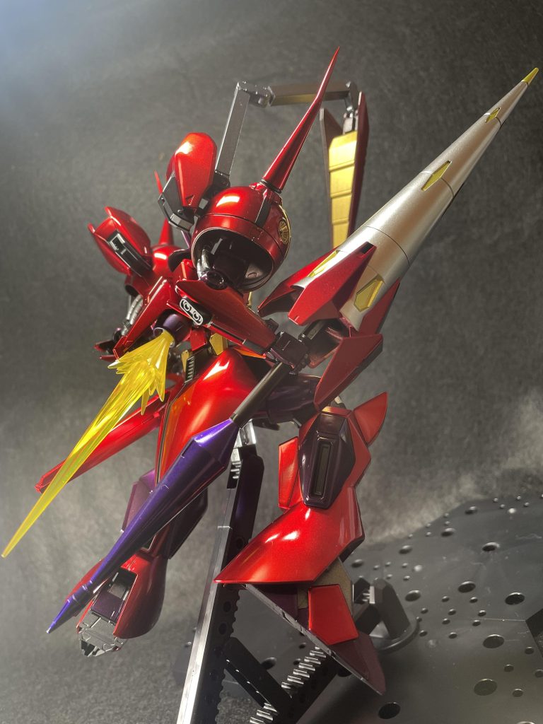 サブアームは肩から展開。プラ棒と関節パーツで作りました。ランスはガンダムゼルトザームから流用しました。