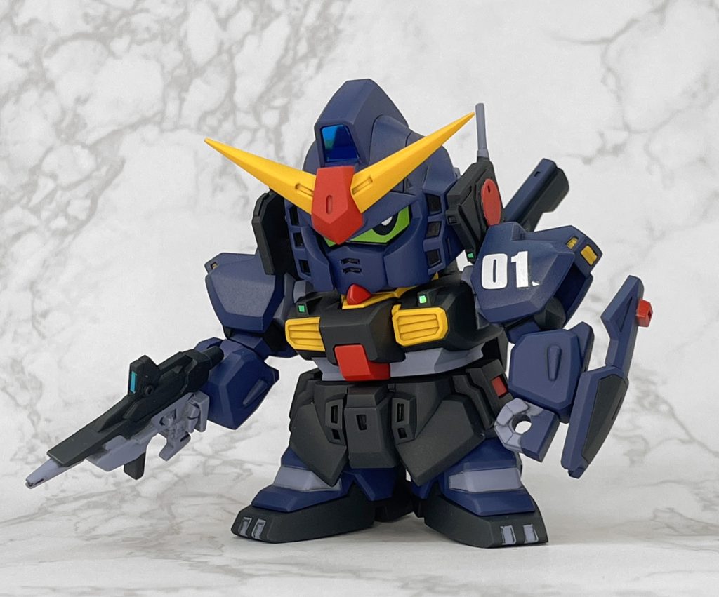 基本工作はエゥーゴ版と同じで各所の肉抜き埋めと顔を横井画伯のイラストに近づける工作になります。(肩のスラスターを開口してモールドプラ板を入れたり多少の差異はありますが・・・)