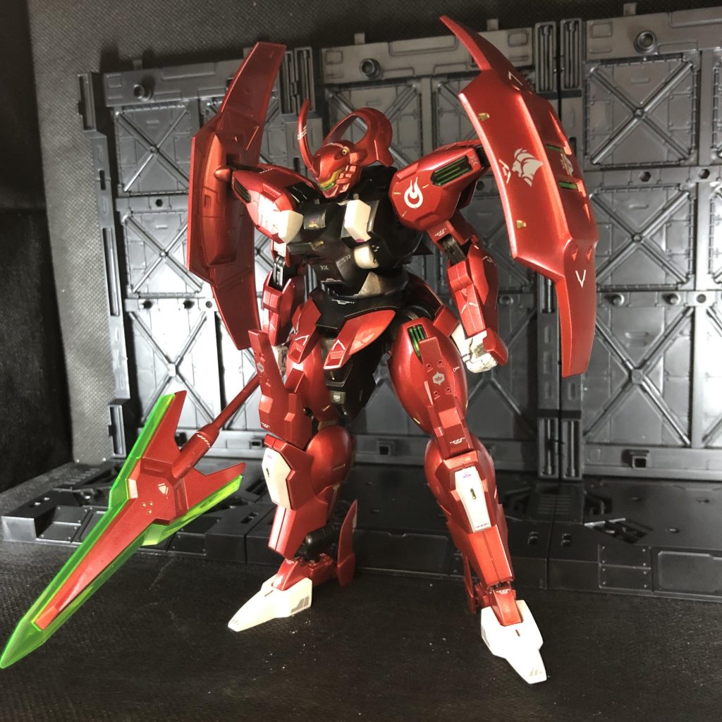 水性ホビーカラーのゴールドの上にアクリジョンのクリアーレッドでデカールも貼ってテカテカ仕様です。曲面が多くて映える機体ですね。白はアクリジョンのベースホワイトの上にホワイトやグランプリホワイト関節系は水性ホビーの赤鉄・外装の黒関係はアクリジョンの黒鉄(だったっけ?)細部はエナメル塗料で色足ししてます。(金と銀)光沢シールはキットのものを、デカールは水星公式です。アクリジョンのクリアーを手に入れたのでデカール前にコートしたのですが、いまいちしっくりこなかったのでデカール貼り後に結局水性ホビーのクリアーで最終コートです。手だけウェザリングカラーマルチグレーで墨入れ