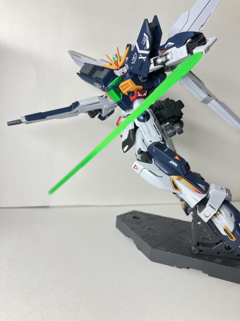 ツインアイ、各部センサー、サーベルの刃には蛍光塗料を使用して、ブラックライトを当てると光るようにしました。