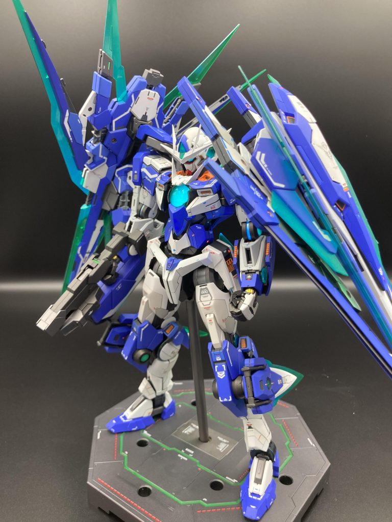 武器、サイドスカート、太もも、膝はダブルオーガンダムから流用全体的に見られる黄色いフィンディテールはお気に入りです