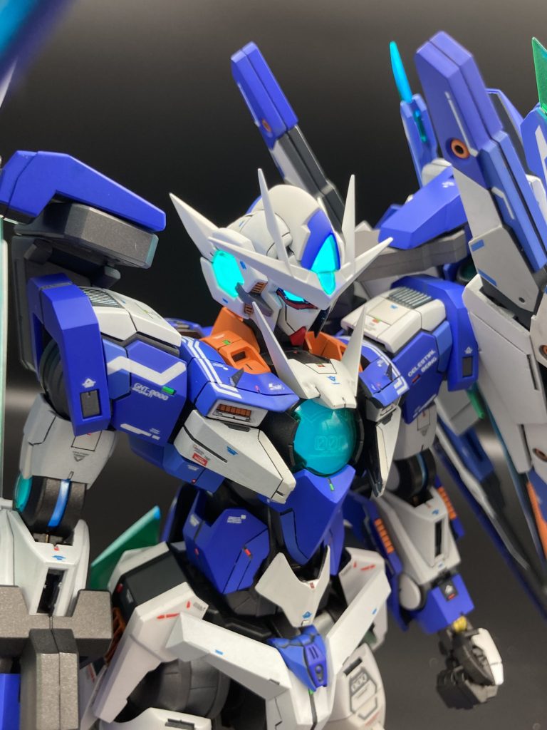 カメラアイ、各間接部、コンデンサー、レッド、グリーンチップ、ソードビットは蛍光塗料を使用しているのでブラックライトを照らすと光ります