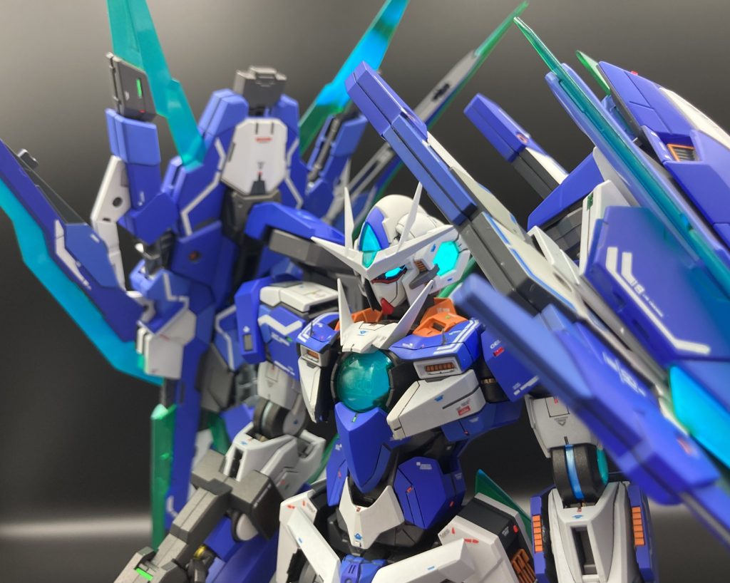 肩は本来のクアンタの左肩を両肩に適用肩部分には切り欠きを入れてしいたけディテールを追加しています胸には小さいプラ板を使用してverkaでよくあるアンテナみたいなのを追加してます。