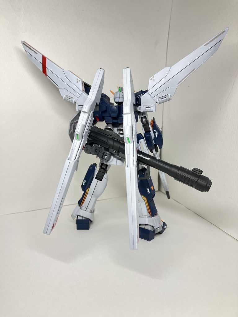 右腕部に羽ゼロから拝借したマシンキャノンリアアーマーにら特殊弾頭用バズーカ(RGユニコーンから拝借)したものを取り付けました。アイデアはアトミックバズーカから得ました。