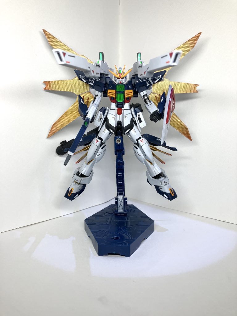 ラジエータプレートは、放熱感を出すためにゴールドで全体を塗装して、先端をクリアレッドでグラデーション塗装しました。