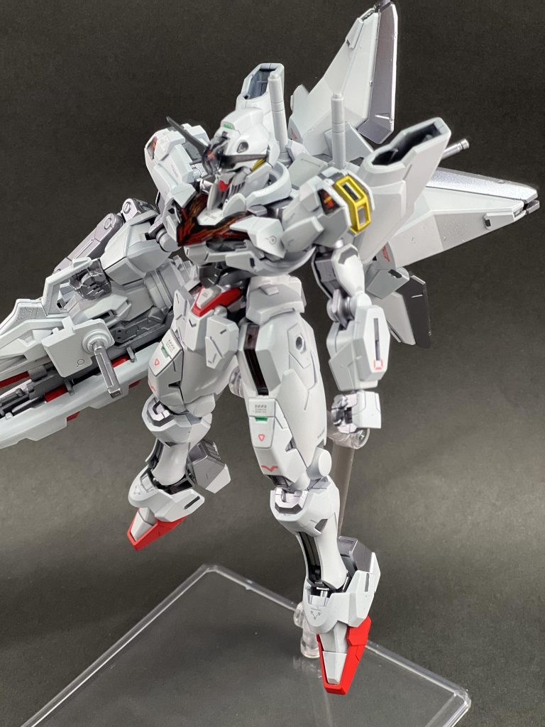 再現に苦労したのは肩のクリアパーツ部分。とりあえずくり抜いて後ろからプラ板当ててからエアリアルのシールを適当に貼ってレジンで埋めてます。肩のビット取り付け部分はエアリアル改修型のものを加工して埋め込んでます。