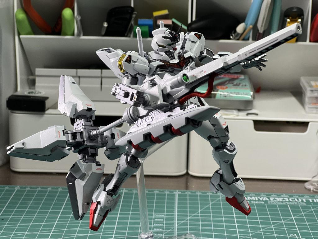 まさに魔女の箒って感じのライフルはエアリアルのライフルを芯にして銃身はタカラトミーの方の「コマンドウルフ　アーヴァイン仕様」のライフルの先端、銃床はコトブキヤのジョイントパーツをベースに旧1/100 イージスの足をそのまま使ってます。劇中の描写見てたらライフル撃ちまくってエネルギー切れになりそうって思ったんで下部にMGウイングアーリータイプの部品を使ってエネルギーパックもつけてみました。デザイン画より太くなりましたが本編のイメージ的にはこれくらい大きく感じたので気に入ってます♪