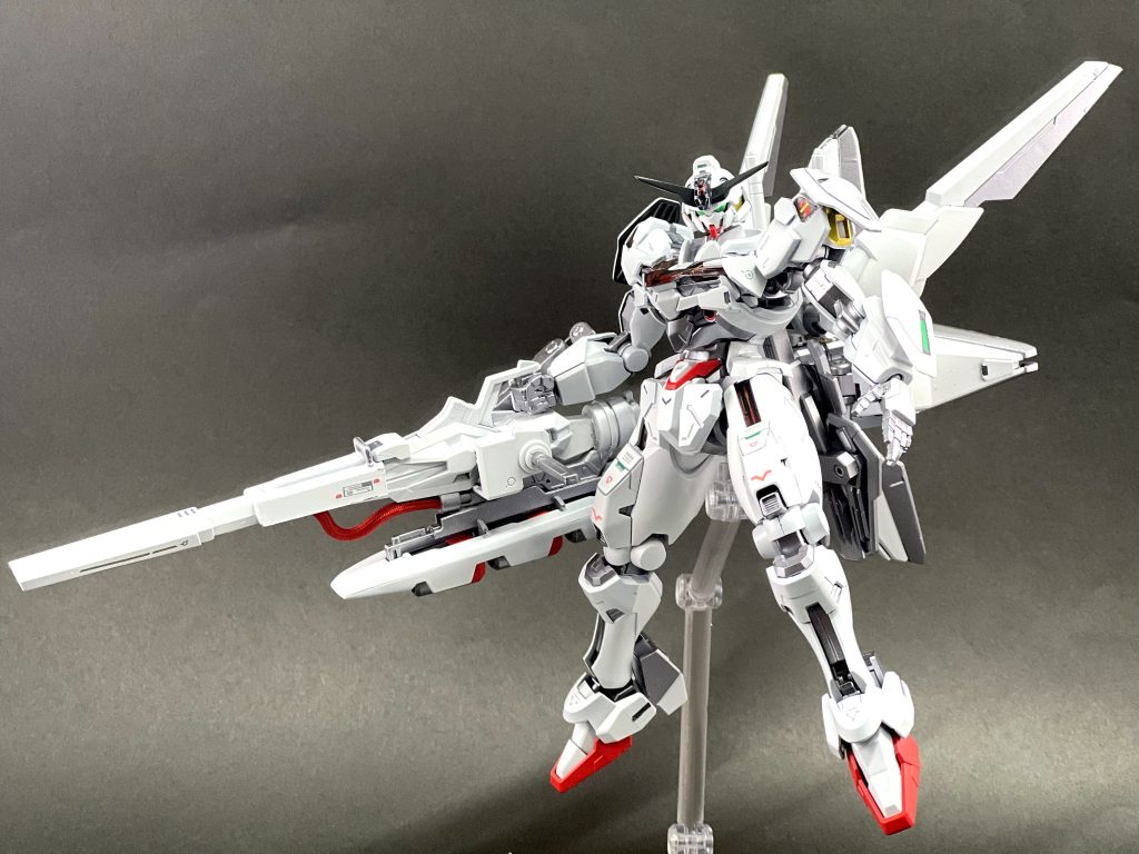 上半身はルブリス、下半身はエアリアル改修型、顔はエアリアルを改造して製作。22話を何度もリピートしながら最初はビット取り付け穴無しで製作してたんですが、「多分この穴ビットつくな」ってのも想像して各部にエアリアル改修型のビットを装着できるマウントも増設してます。雰囲気はかなり近づけたかと。