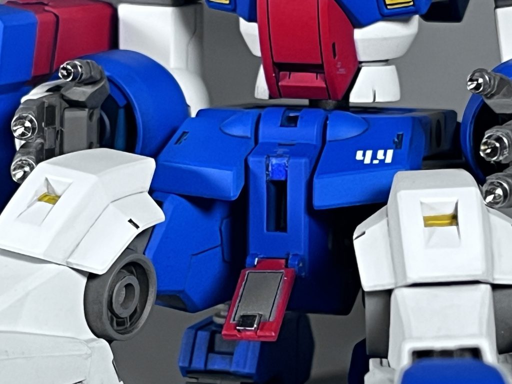 股間パーツは原作通り開閉ギミック有りです。盛大にマスキング失敗してますけどね。