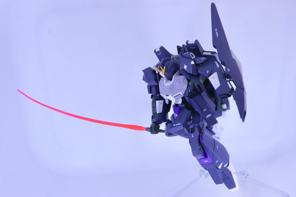 ビームサーベルは箱を開けた時からこのように曲がってました!わざと??不良品??とにかくバンダイさんありがとう。