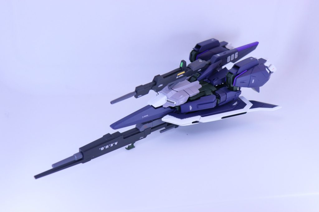 全塗装してると、変形は差し替えとはいえヒヤヒヤしますね。HGはぎゅっとしていてポロリもなくかっこいい!