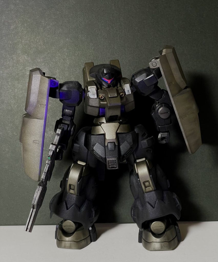 ブラックライトあてると、目とか光る。