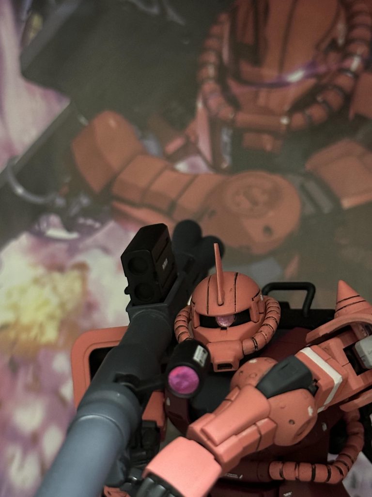 モノアイはHアイズを薄く削って裏にラピーテープを貼ってあります。