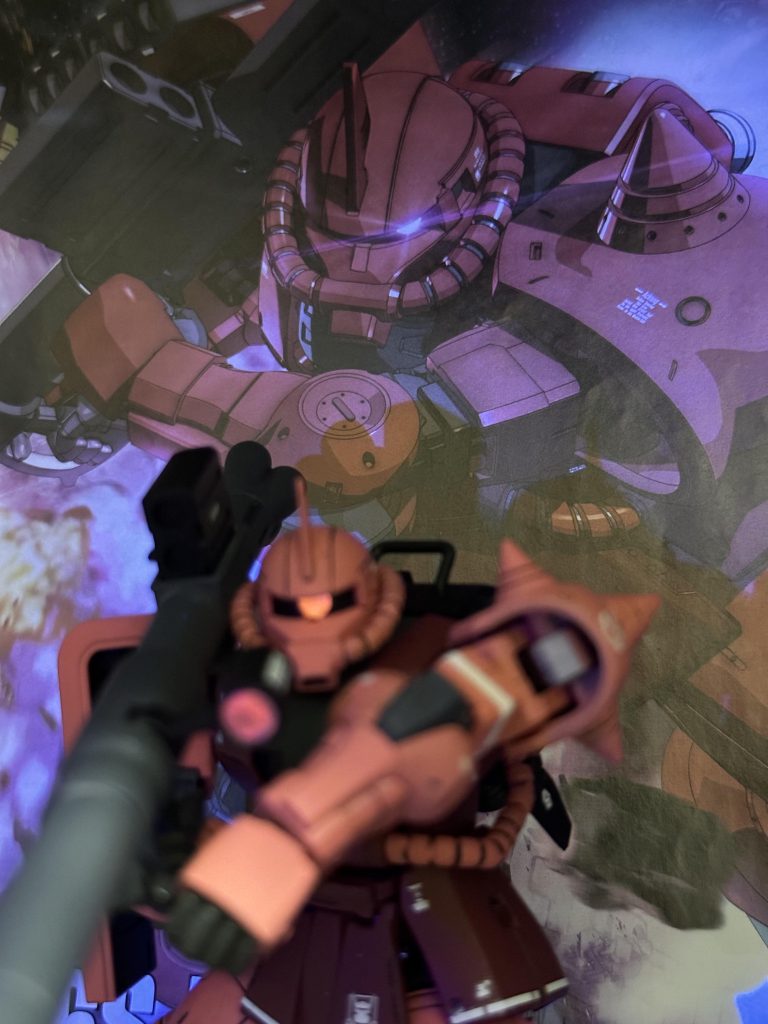 分かりづらいですが、モノアイとバズーカのレンズは蛍光ピンクでUVライトに反応します。