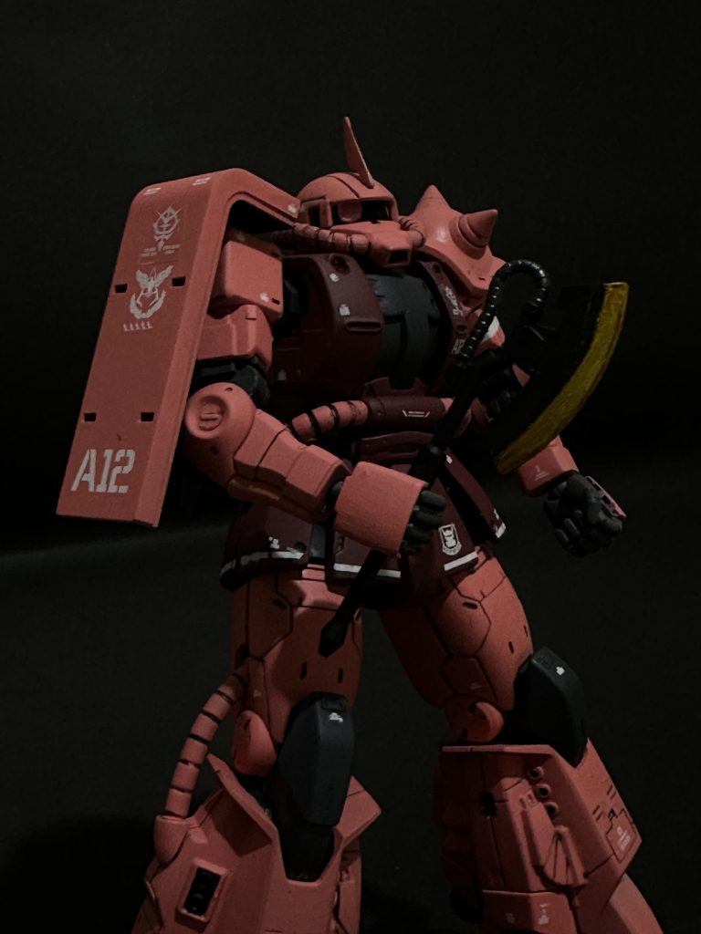 最も印象的だったのは、このシーン。今までのシャアザクがよく見ると高機動型に。映画の中ではオリジンカラーだったので、もっと赤系でしたが、やはりアニメカラーの方がシャアザクのイメージなので。