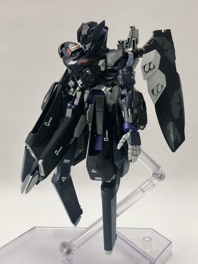 前方から見た様子です。ベースはエアリアルですが、宇宙世紀のキットが半分くらいを占めています。