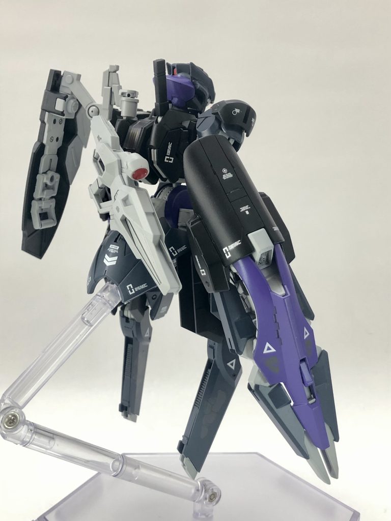 後方から見た様子です。バックパックはビームサーベルを片方排除して、ジョイントを増設しています。また、キット同様武器をマウントさせることができます。