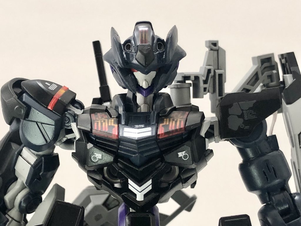 頭部はガッデスをイメージして、エアリアルをベースにプラ板とパテで制作しています。センサー類はエアリアルに付属していたシール(赤目のやつ)を使っています。