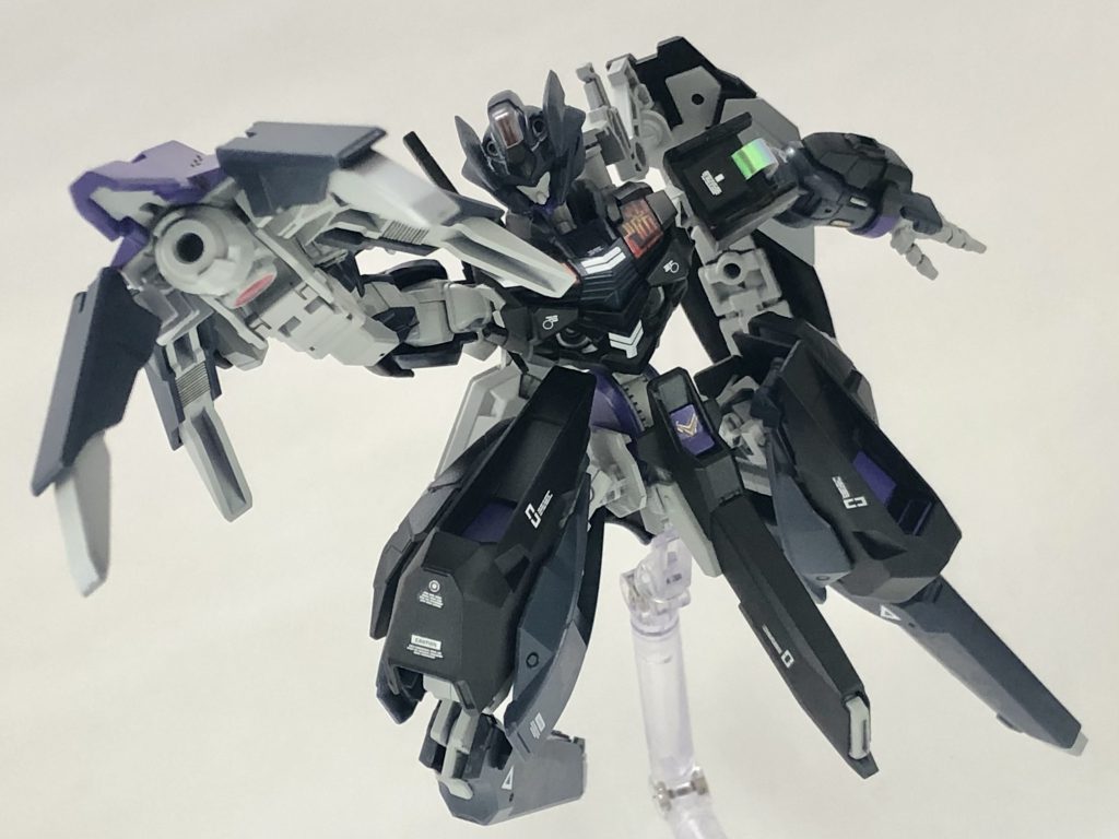 メイン武装のコンポジットシールドブースターは接近武器としても使えますが、ガンビットとして遠隔で操作することもできます。