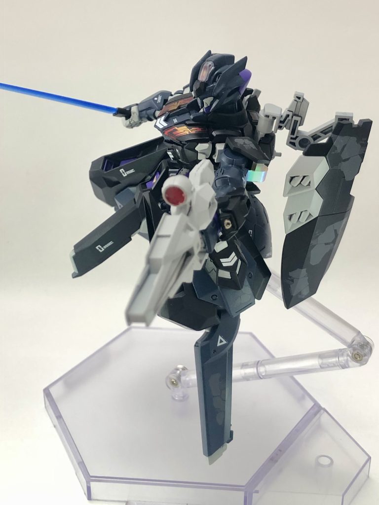 武装紹介です。メインはコンポジットシールドブースターでビームライフル(ビームブレード) 、シールド 、ミサイルポッド 、ビームサーブルを装備しています。また、機体本体にはバルカン砲、腕部ビームガンが固定武器として装備されています。